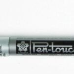 ΜΑΡΚΑΔΟΡΟΙ SAKURA PEN-TOUCH EXTRA FINE 0.7mm Silver (ΣΥΣΚ-12ΤΕΜ)